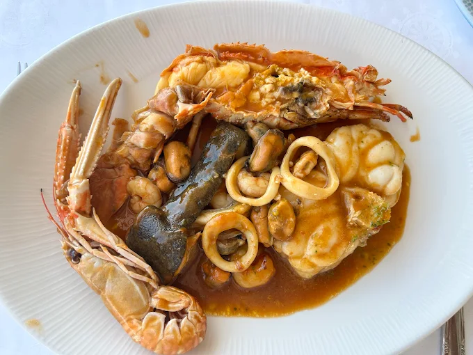 Aventures en família a Cadaqués: platja, museu Dalí i menjar de mar al Sa Gambina